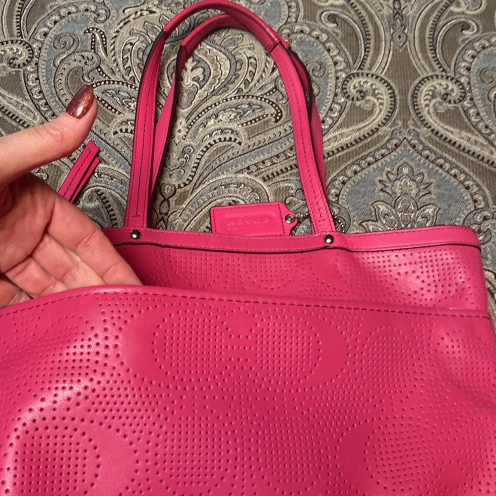 Hot pink coach purse - Picture 4 of 9
